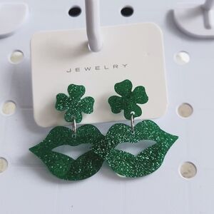 Clover lip earrings